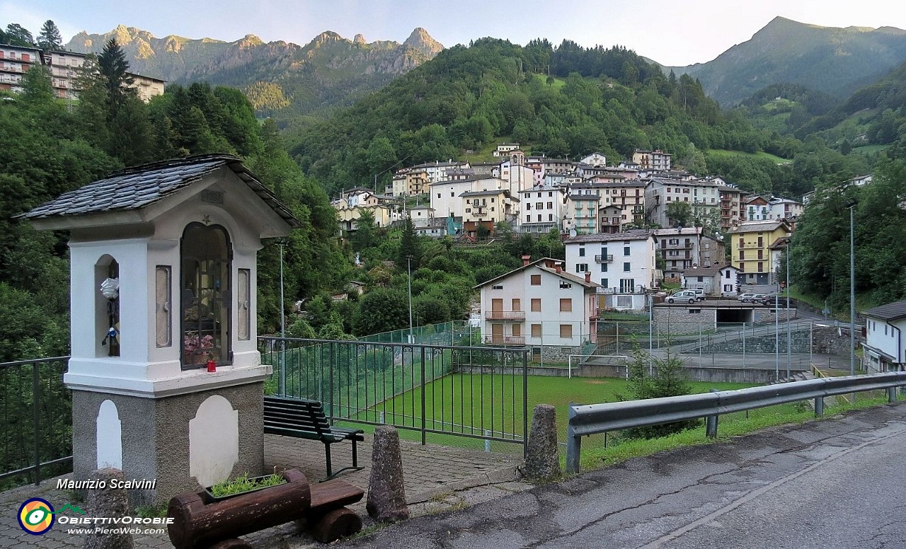 01 Ornica, contrada Fusinetta. In primo piano la Santella Lobati, dedicata a Maria Bambina....JPG